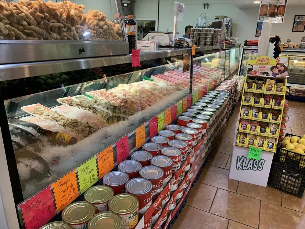 Vitrina de mariscos con camarón, tilapia y chicharrón en Del Rancho